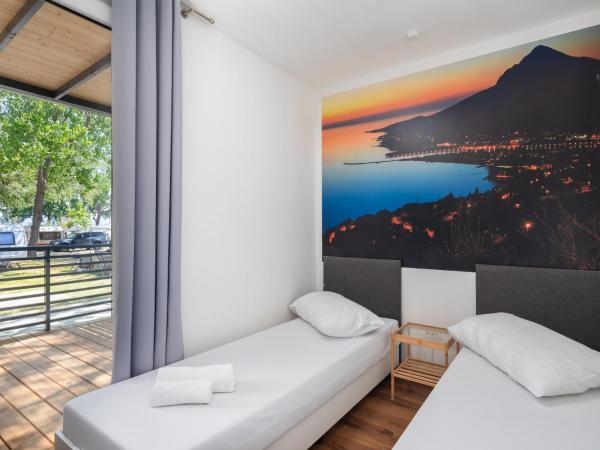 Mobile Homes Camp Galeb : photo 6 de la chambre relax three-bedroom mobile with terrace