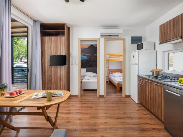 Mobile Homes Camp Galeb : photo 9 de la chambre relax three-bedroom mobile with terrace