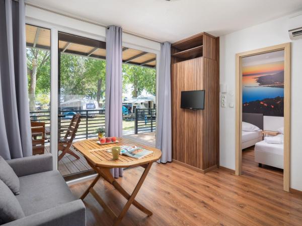 Mobile Homes Camp Galeb : photo 8 de la chambre relax three-bedroom mobile with terrace