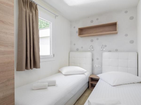 Mobile Homes Camp Galeb : photo 7 de la chambre relax premium three-bedroom mobile home with whirlpool and terrace