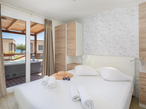 Mobile Homes Camp Galeb : photo 6 de la chambre relax premium three-bedroom mobile home with whirlpool and terrace