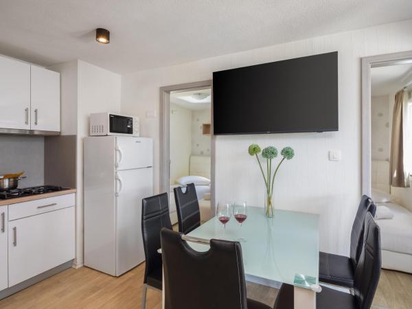 Mobile Homes Camp Galeb : photo 4 de la chambre relax premium three-bedroom mobile home with whirlpool and terrace