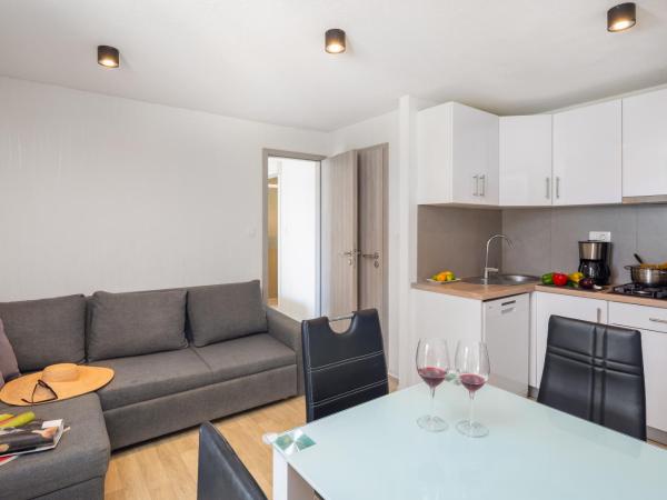 Mobile Homes Camp Galeb : photo 3 de la chambre relax premium three-bedroom mobile home with whirlpool and terrace