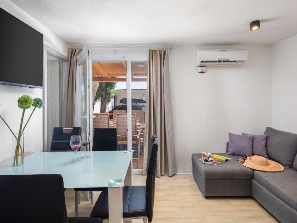 Mobile Homes Camp Galeb : photo 5 de la chambre relax premium three-bedroom mobile home with whirlpool and terrace