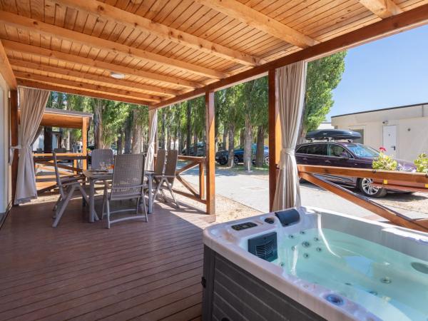Mobile Homes Camp Galeb : photo 1 de la chambre relax premium three-bedroom mobile home with whirlpool and terrace