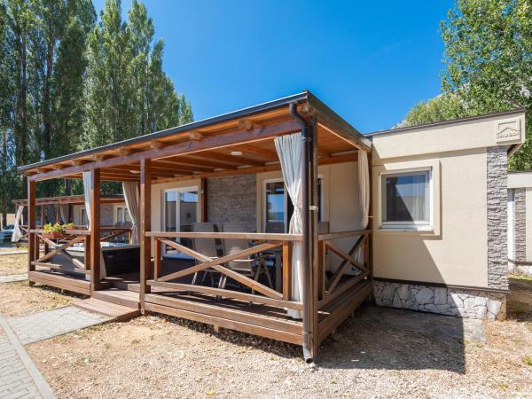 Mobile Homes Camp Galeb : photo 2 de la chambre relax premium three-bedroom mobile home with whirlpool and terrace