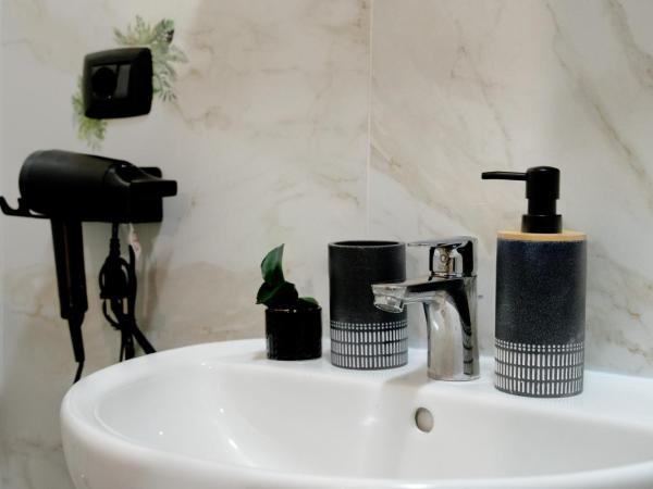 MJ Venice Guest House : photo 10 de la chambre chambre double avec salle de bains privative