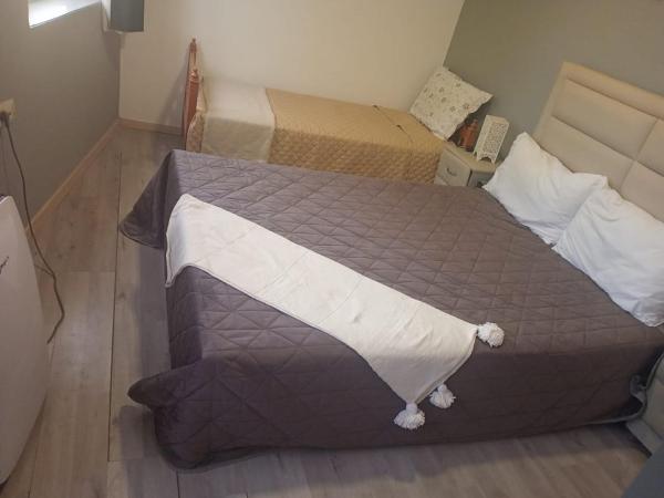 MALAK Tingis : photo 1 de la chambre chambre triple Économique avec salle de bains commune