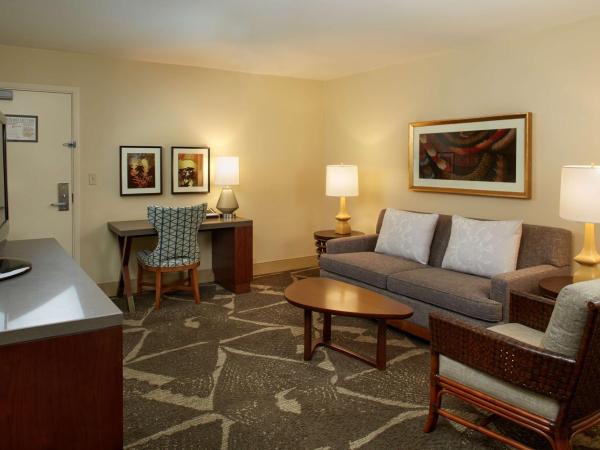 Hilton Hawaiian Village Waikiki Beach Resort : photo 1 de la chambre suite junior avec douche accessible en fauteuil roulant