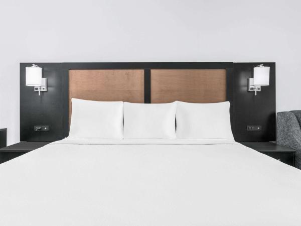 Baymont by Wyndham Austin University Area : photo 1 de la chambre suite lit king-size – non-fumeurs