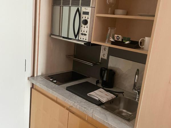 EA Hotel Julis : photo 2 de la chambre studio simple avec balcon