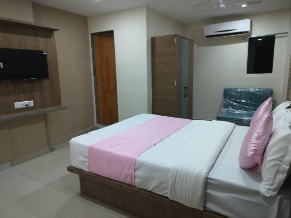 hotel nr nayan residency : photo 6 de la chambre chambre double avec salle de bains privative