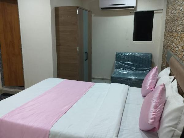 hotel nr nayan residency : photo 7 de la chambre chambre double avec salle de bains privative