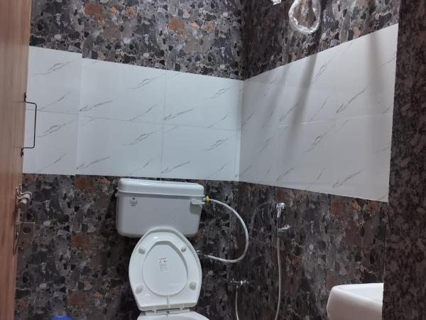 hotel nr nayan residency : photo 9 de la chambre chambre double avec salle de bains privative