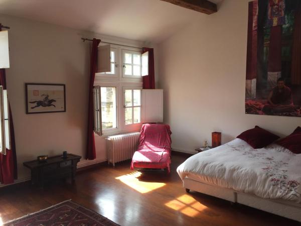 ZEN ARENA -Chambre d'Hôtes de charme à coté des Arènes : photo 2 de la chambre chambre deluxe (2 adultes + 1 enfant)