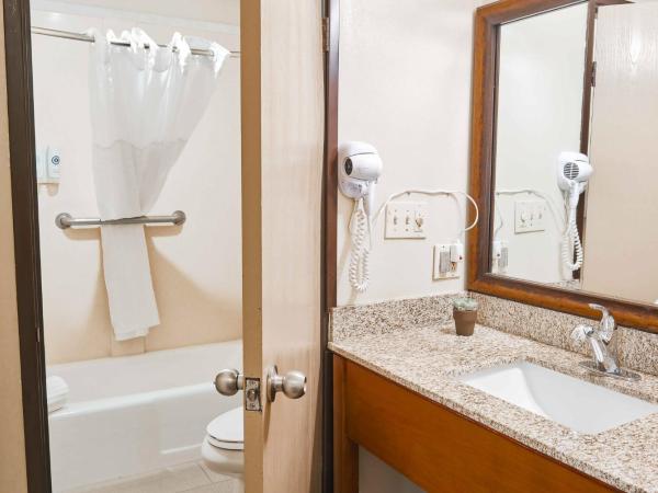 The Hills Inn Eagle Rock - Near Old Town Pasadena : photo 5 de la chambre grande chambre familiale avec 2 lits queen-size et 1 canapé-lit - non-fumeurs/couloir extérieur