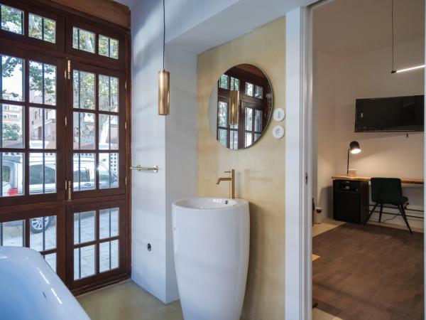 La Moderna Suites : photo 4 de la chambre suite lit king-size - vue sur piscine