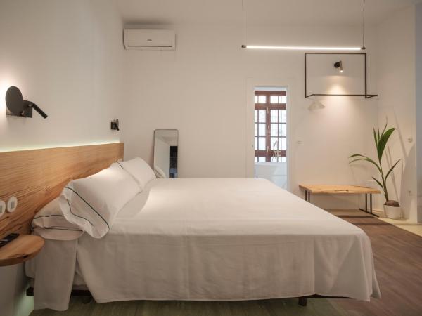 La Moderna Suites : photo 10 de la chambre suite lit king-size - vue sur piscine