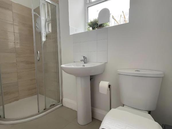 Leitrim Property Cork : photo 5 de la chambre chambre simple avec salle de bains commune