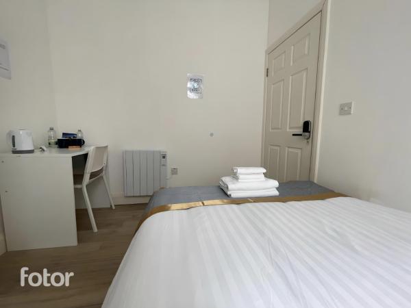 Leitrim Property Cork : photo 4 de la chambre chambre double standard avec salle de bains commune