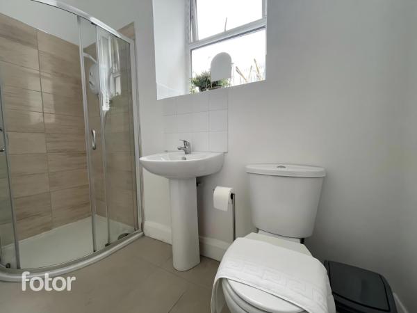 Leitrim Property Cork : photo 6 de la chambre chambre double standard avec salle de bains commune