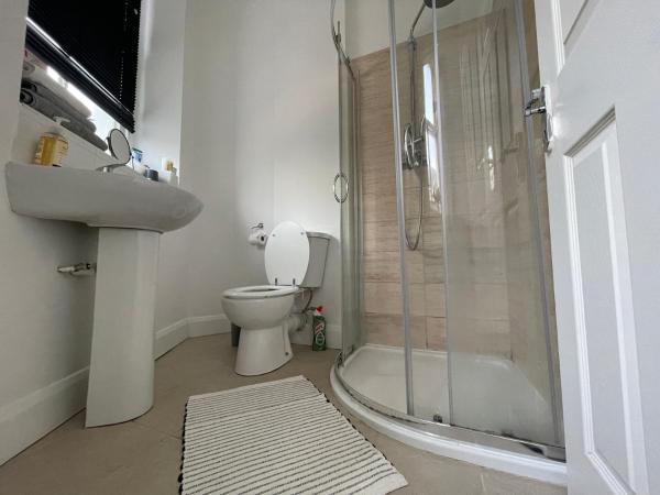 Leitrim Property Cork : photo 3 de la chambre chambre simple avec salle de bains