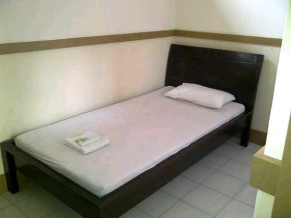 Ndalem Suratin Guesthouse : photo 1 de la chambre chambre simple Économique avec salle de bains commune