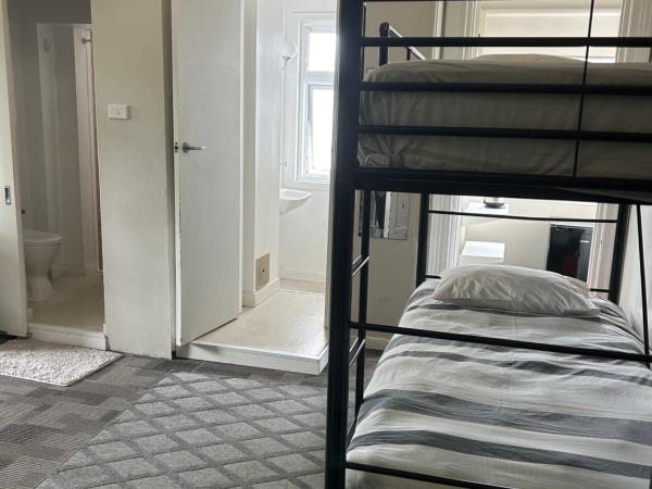 Manly Bunkhouse : photo 2 de la chambre lit dans dortoir pour femmes de 6 lits avec salle de bains privative