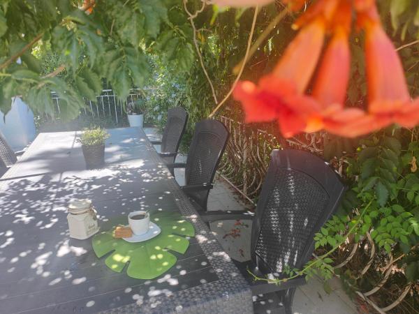 Chambre, café ou thé, micro-ondes, terrasse et jardin en partage Bus toute direction et centre SIX-FOURS à quelques pas : photo 1 de la chambre chambre double