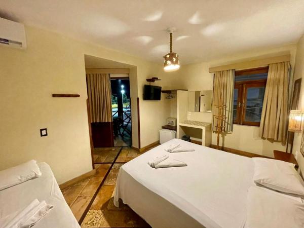 Pousada Fortal Villa Praia : photo 10 de la chambre chambre triple avec balcon - vue sur mer