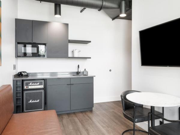 Waymore's Hotel : photo 6 de la chambre king bed junior suite with kitchenette