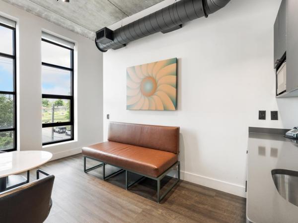 Waymore's Hotel : photo 4 de la chambre king bed junior suite with kitchenette