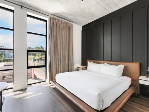 Waymore's Hotel : photo 2 de la chambre king + twin bunk beds studio suite with kitchenette