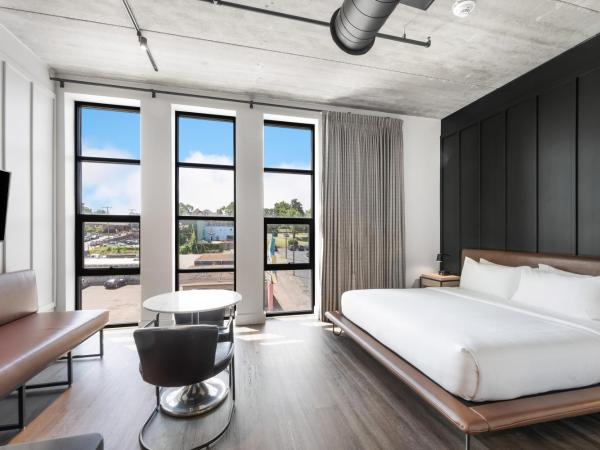 Waymore's Hotel : photo 7 de la chambre king + twin bunk beds studio suite with kitchenette