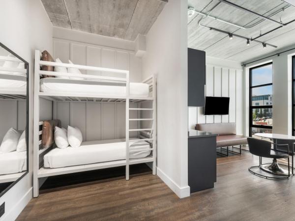 Waymore's Hotel : photo 6 de la chambre king + twin bunk beds studio suite with kitchenette