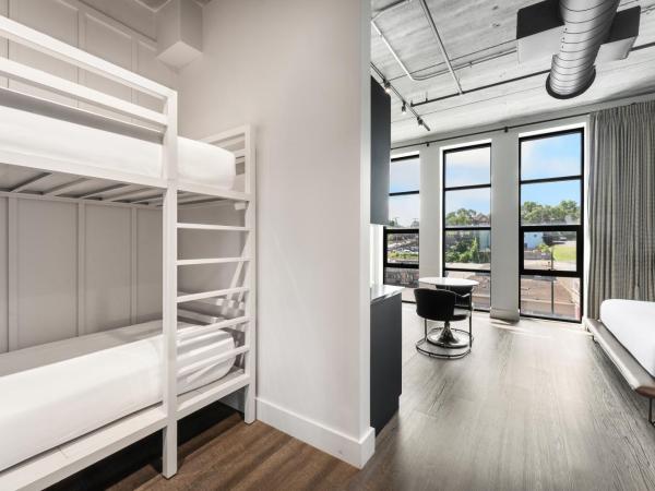 Waymore's Hotel : photo 4 de la chambre king + twin bunk beds studio suite with kitchenette