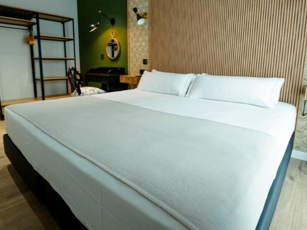 Aparthotel Luz de Gades - Suites Spa Gym - Adults Only : photo 6 de la chambre appartement avec balcon