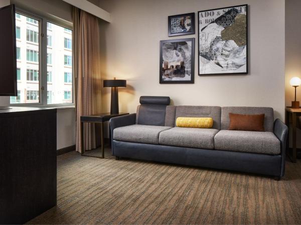 Residence Inn Denver City Center : photo 8 de la chambre plus grand studio d'angle avec 1 lit queen-size et canapé-lit