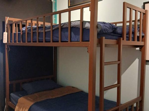 64sweethome Dusit BKK : photo 7 de la chambre chambre double avec salle de bains commune