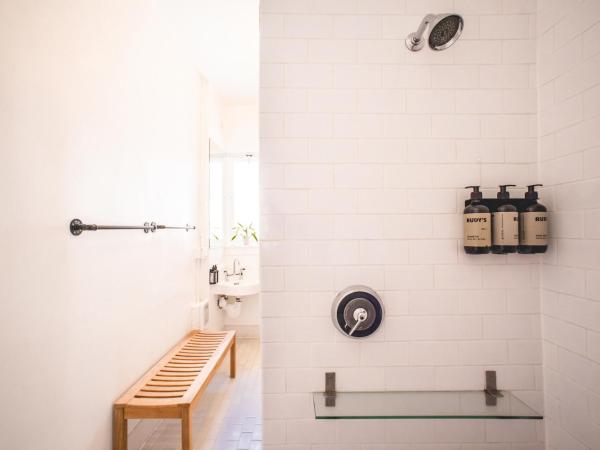 The Clyde Hotel Portland by Kasa : photo 10 de la chambre triple room with shared bathroom - self check-in with virtual front desk