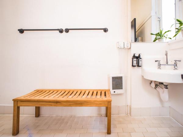 The Clyde Hotel Portland by Kasa : photo 6 de la chambre triple room with shared bathroom - self check-in with virtual front desk