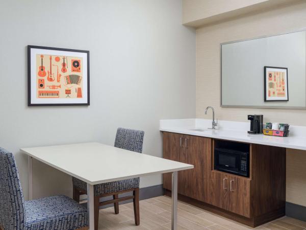Hampton Inn & Suites Memphis East : photo 1 de la chambre hébergement lit king-size avec canapé-lit - non-fumeurs 