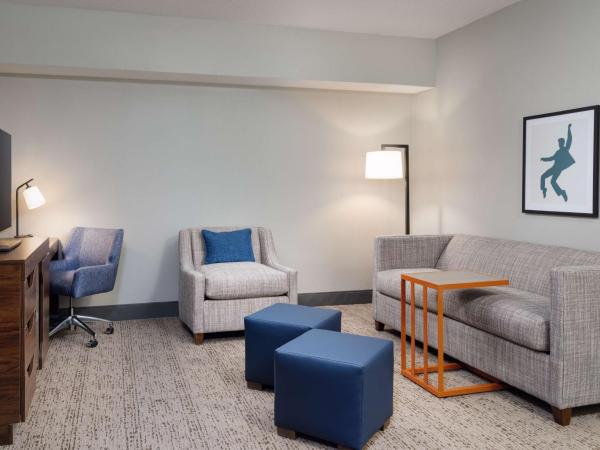 Hampton Inn & Suites Memphis East : photo 3 de la chambre hébergement lit king-size avec canapé-lit - non-fumeurs 