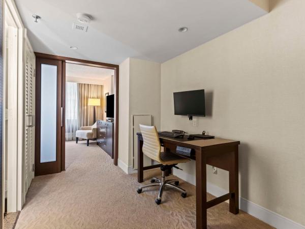 DoubleTree by Hilton Washington DC - Crystal City : photo 1 de la chambre two-room king suite with sofa bed and work room