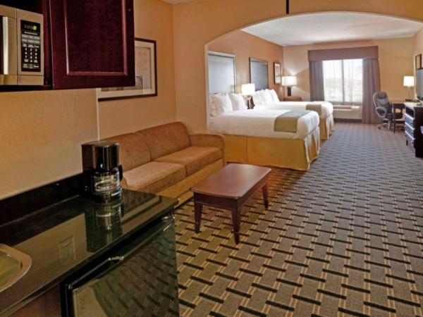 Comfort Inn & Suites Dallas Medical-Market Center : photo 1 de la chambre suite avec 2 lits queen-size et canapé-lit - non-fumeurs