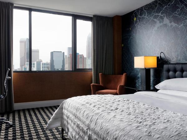 Le Méridien Charlotte : photo 1 de la chambre chambre lit king-size - vue sur ville