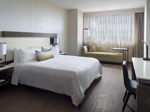 Atlanta Airport Marriott : photo 1 de la chambre chambre lit king-size avec baignoire adaptée aux personnes à mobilité réduite