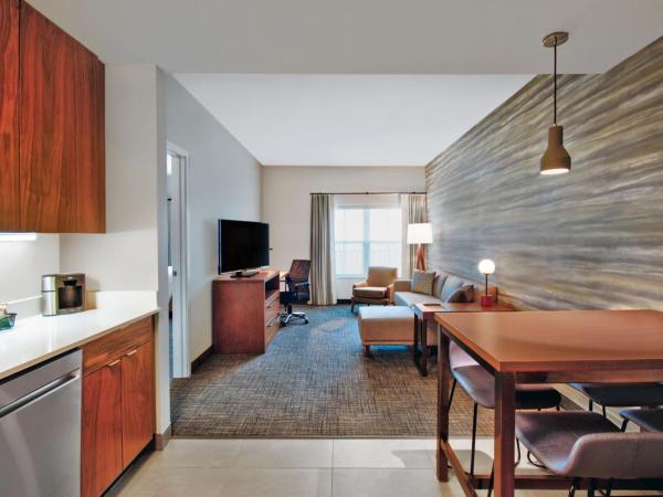 Residence Inn by Marriott Orlando at FLAMINGO CROSSINGS Town Center : photo 1 de la chambre suite 1 chambre lit queen-size avec baignoire adaptée aux personnes à mobilité réduite