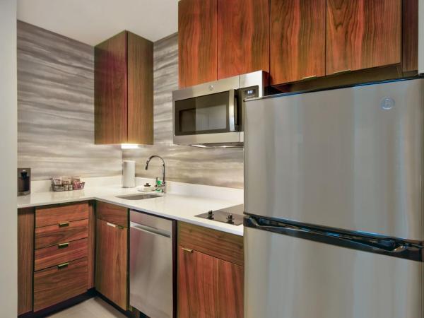 Residence Inn by Marriott Orlando at FLAMINGO CROSSINGS Town Center : photo 8 de la chambre studio lit king-size avec baignoire accessible aux personnes à mobilité réduite