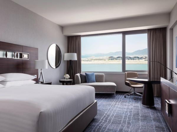 Hong Kong SkyCity Marriott Hotel : photo 2 de la chambre chambre lit king-size - vue sur mer
